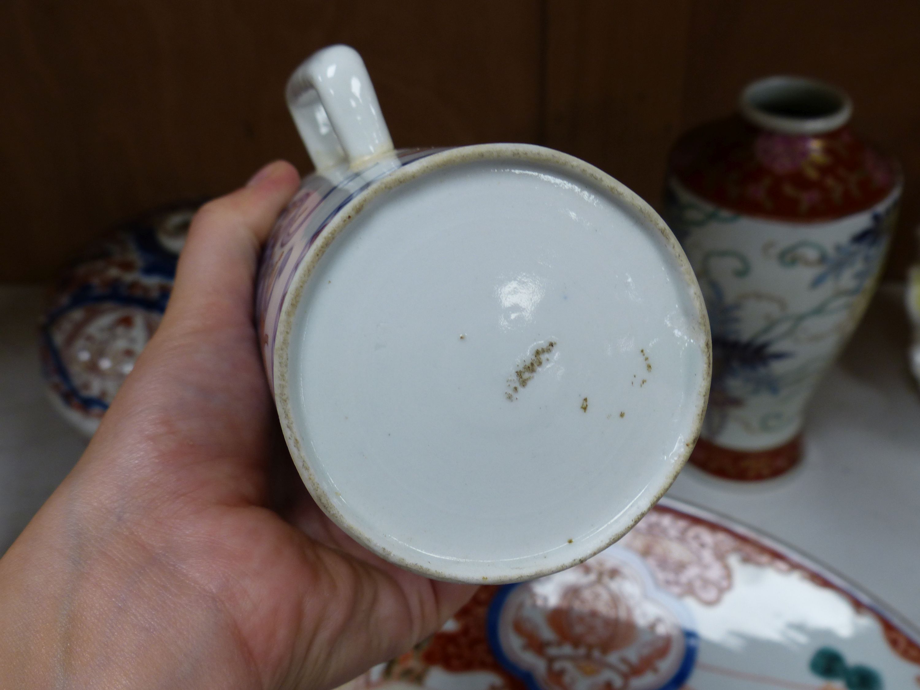 A Japanese Imari dish, box and cover, a pot, vase, late 19th/20th century